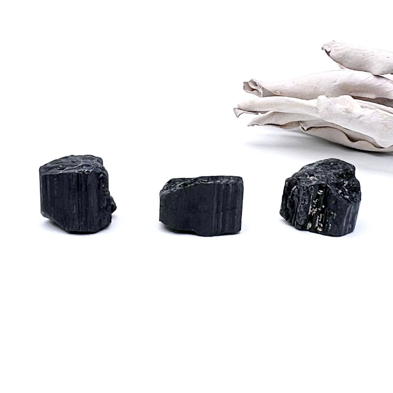 夜宁。原矿 疗愈 避邪 净化 能量 l 黑碧玺原石 共生矿 组合 l - 摆饰 - 宝石 黑色