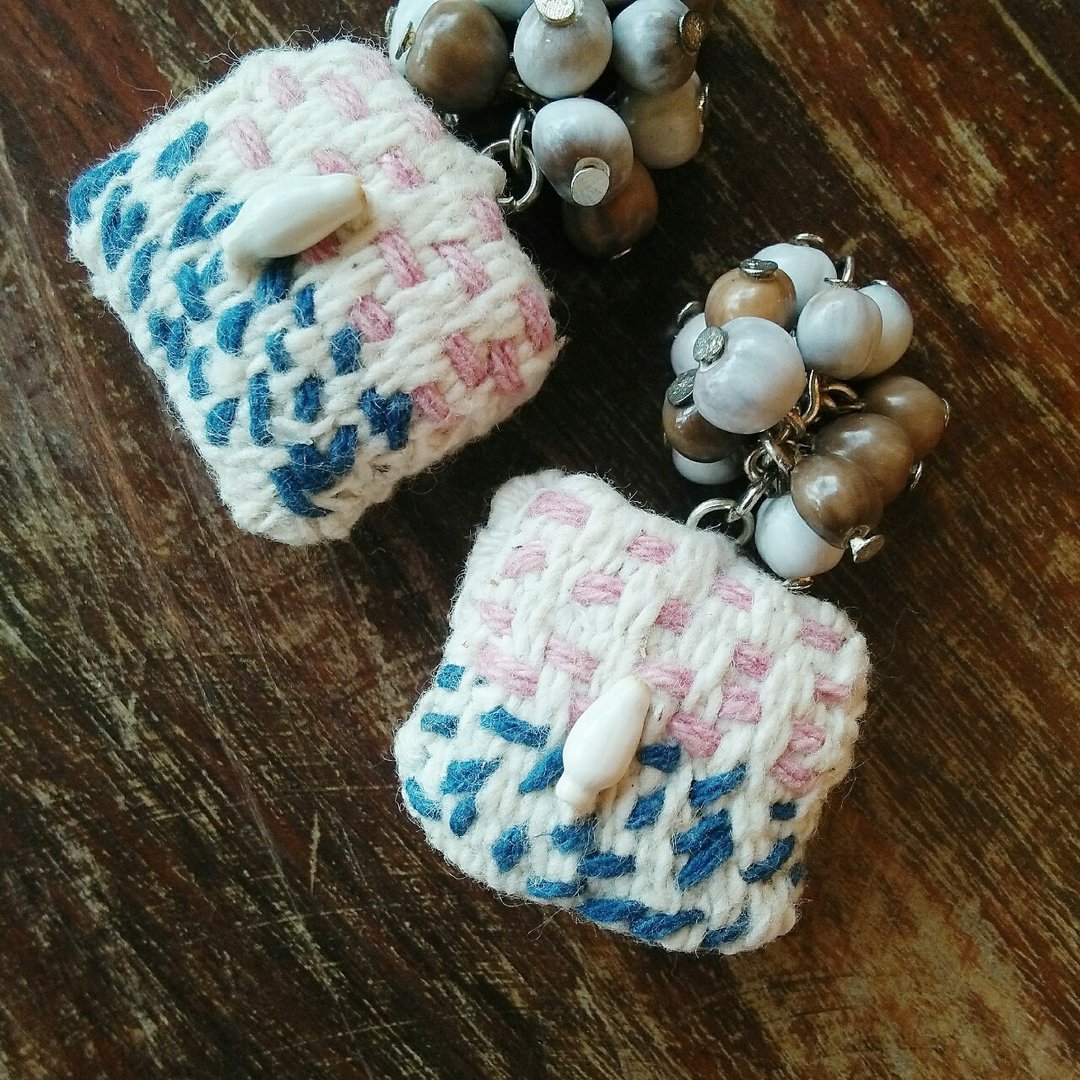 Square embroidery earrings / natural white / hand-woven cloth Juzudama job's tears - 耳环/耳夹 - 棉．麻 白色