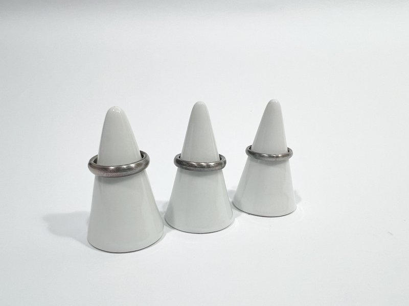 圆弧戒-染黑款【RSD1001】手工刻字.雷射刻字.银戒.男戒.女戒 - 戒指 - 纯银 银色