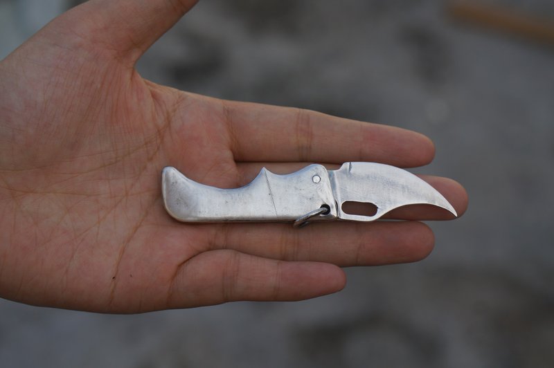 溪山手作】手工纯银折叠男士小刀吊坠摆件 - 吊饰 - 银 