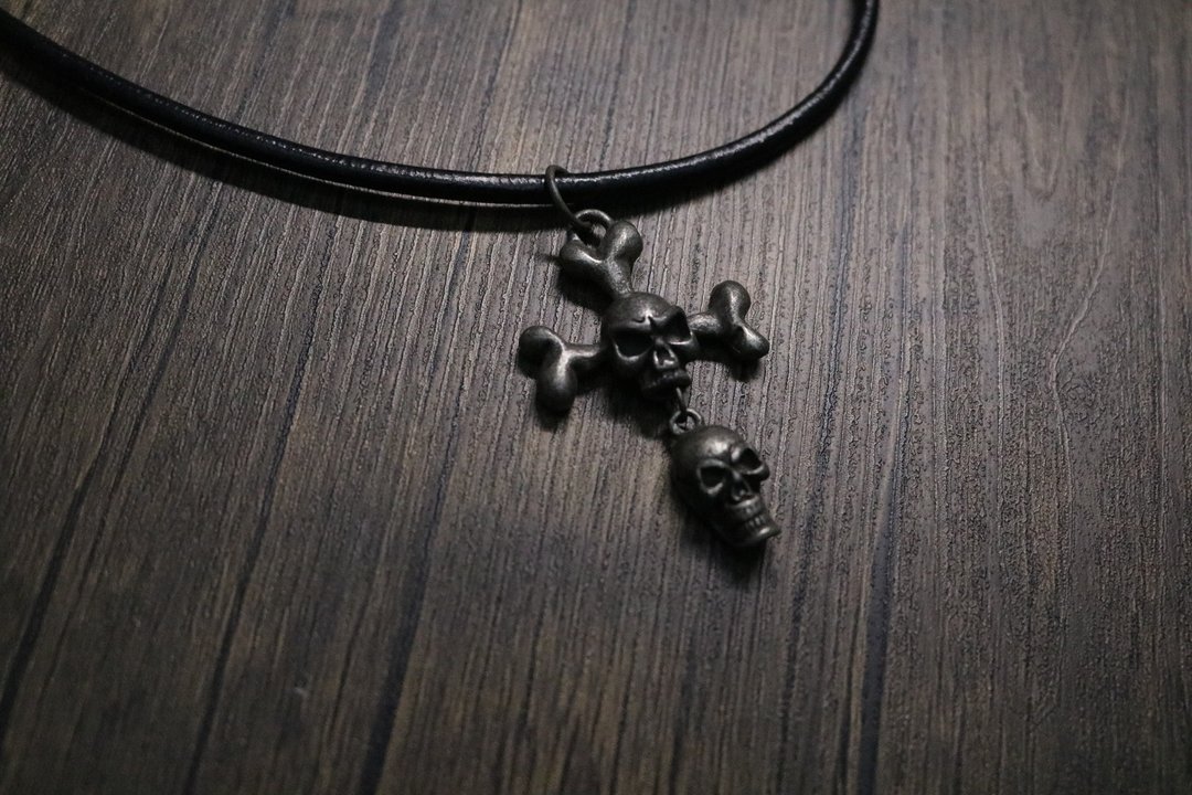 復古骷髏頭皮繩項鍊龐克風吊墜 - 项链 - 其他金属 银色