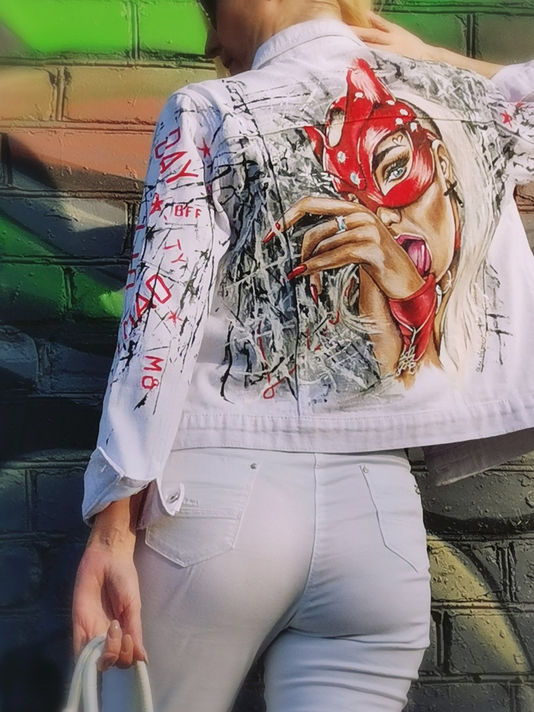 白色牛仔夹克个性化。 手绘夹克牛仔。 街头风格的服装 - 女装休闲/机能外套 - 棉 白色