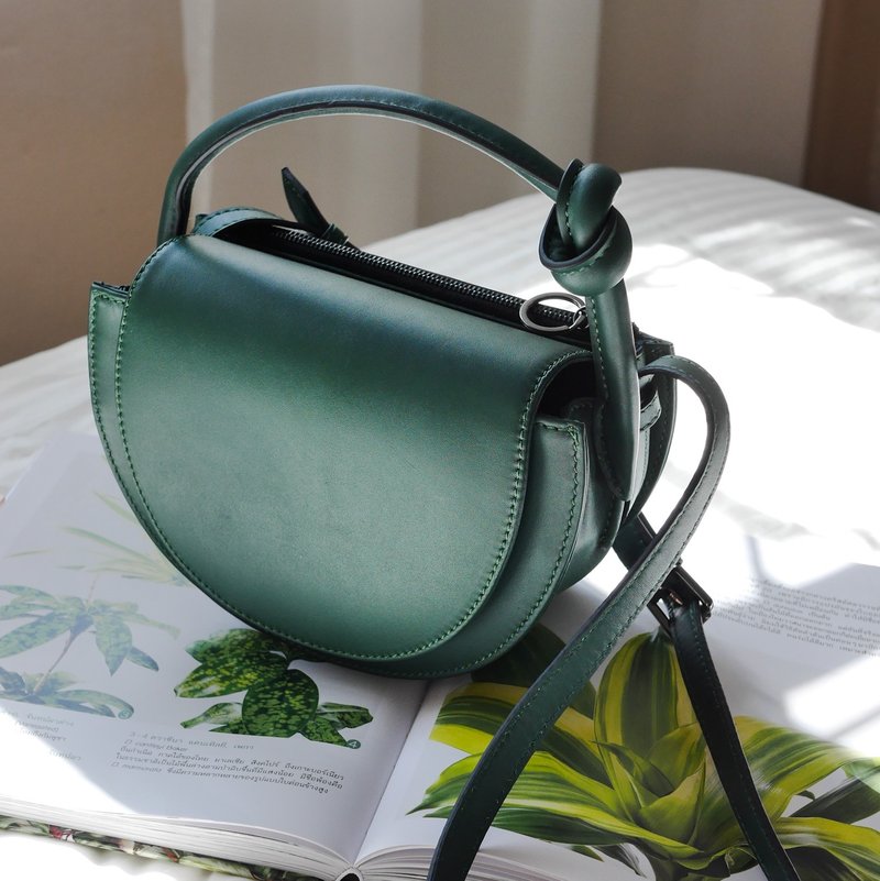 半月包斜背包 Eve Flap Bag 翻盖手提包 / 绿色包Pine Green - 侧背包/斜挎包 - 真皮 绿色