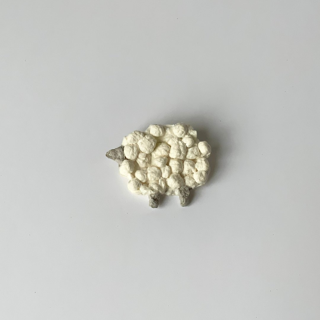 Paper Sheep White 羊咩咩胸针 - 胸针 - 纸 白色