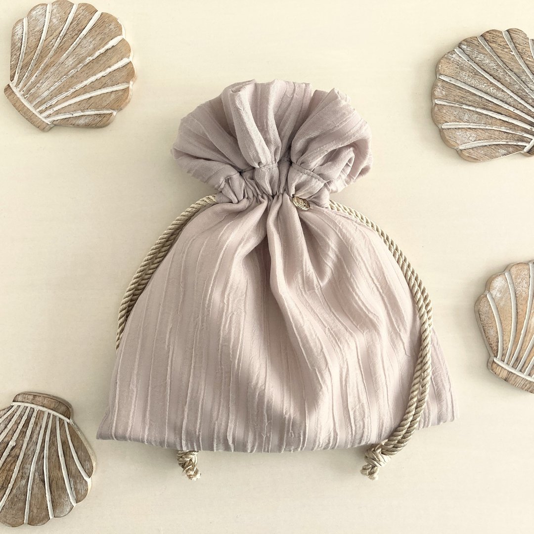 Airy Stripe Jacquard Drawstring Pouch Ivory Beige - 化妆包/杂物包 - 其他人造纤维 咖啡色
