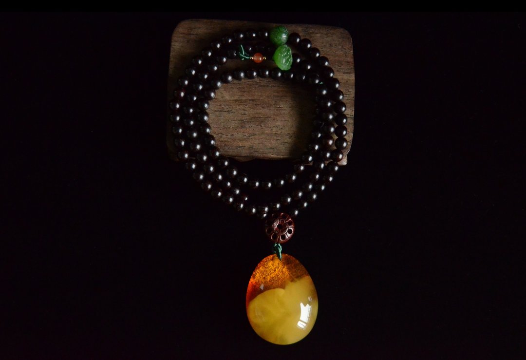 【素蓉】Amber 天然琥珀吊坠 小叶紫檀108颗佛珠 古典文艺项链 - 项链 - 宝石 黄色