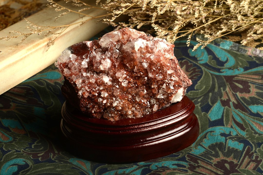 【神山晶礦】原礦紅方解石 重量690g (重量不含木製底座) - 摆饰 - 水晶 红色
