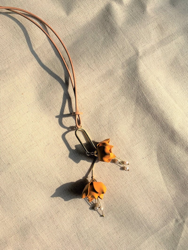 茶花长项链_手染塑型皮革 - 项链 - 真皮 黄色