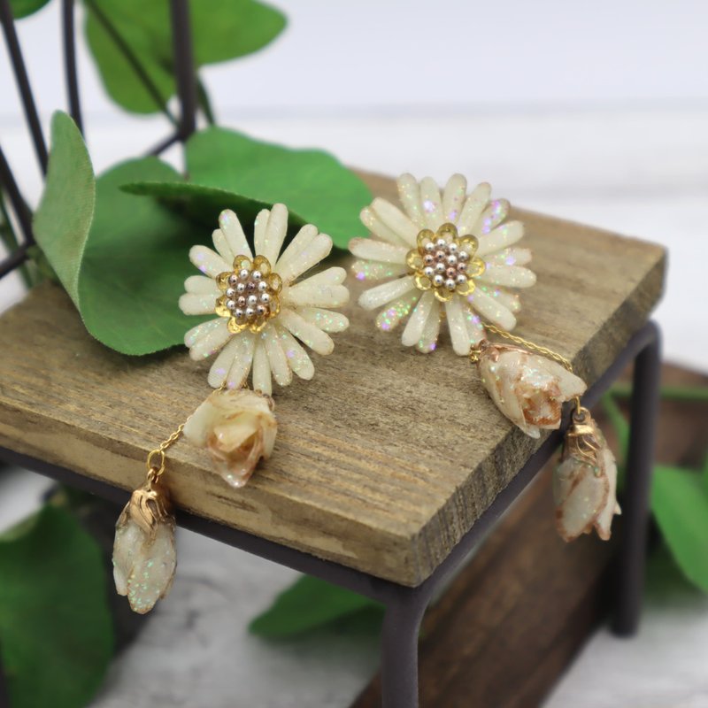 大器晚成 手工花卉耳环 : 白百合色 ( 针式/夹式 ) - 耳环/耳夹 - 其他人造纤维 白色