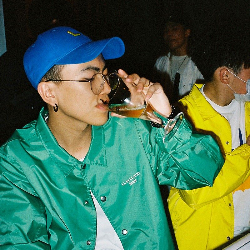 LLANO 彩虹系列棒球帽LL刺绣 可爱街头少女 宝蓝色 - 帽子 - 棉．麻 蓝色