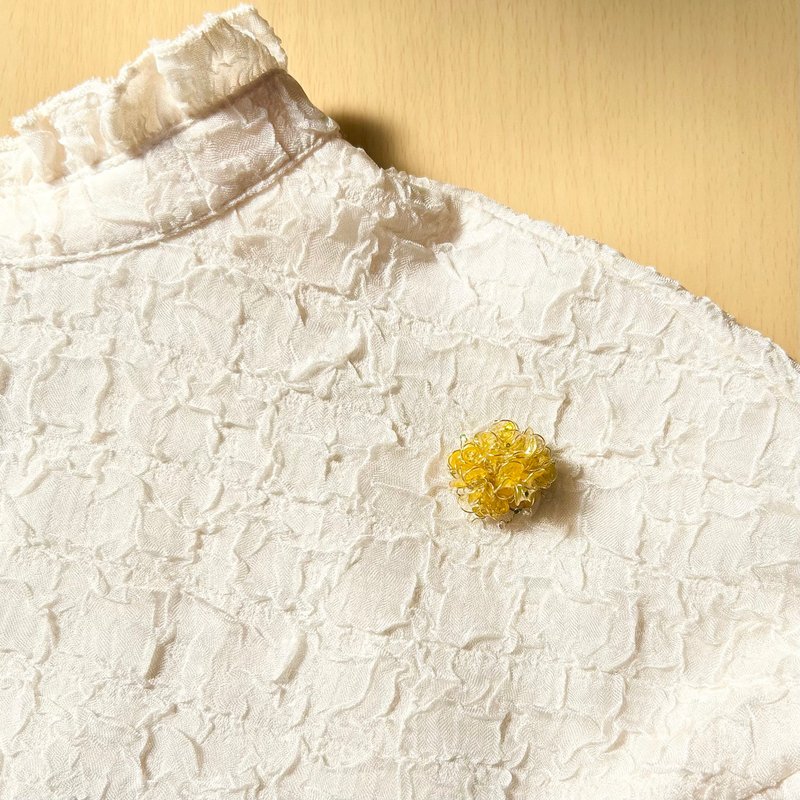 小巧的含羞草胸针 - 胸针 - 塑料 黄色