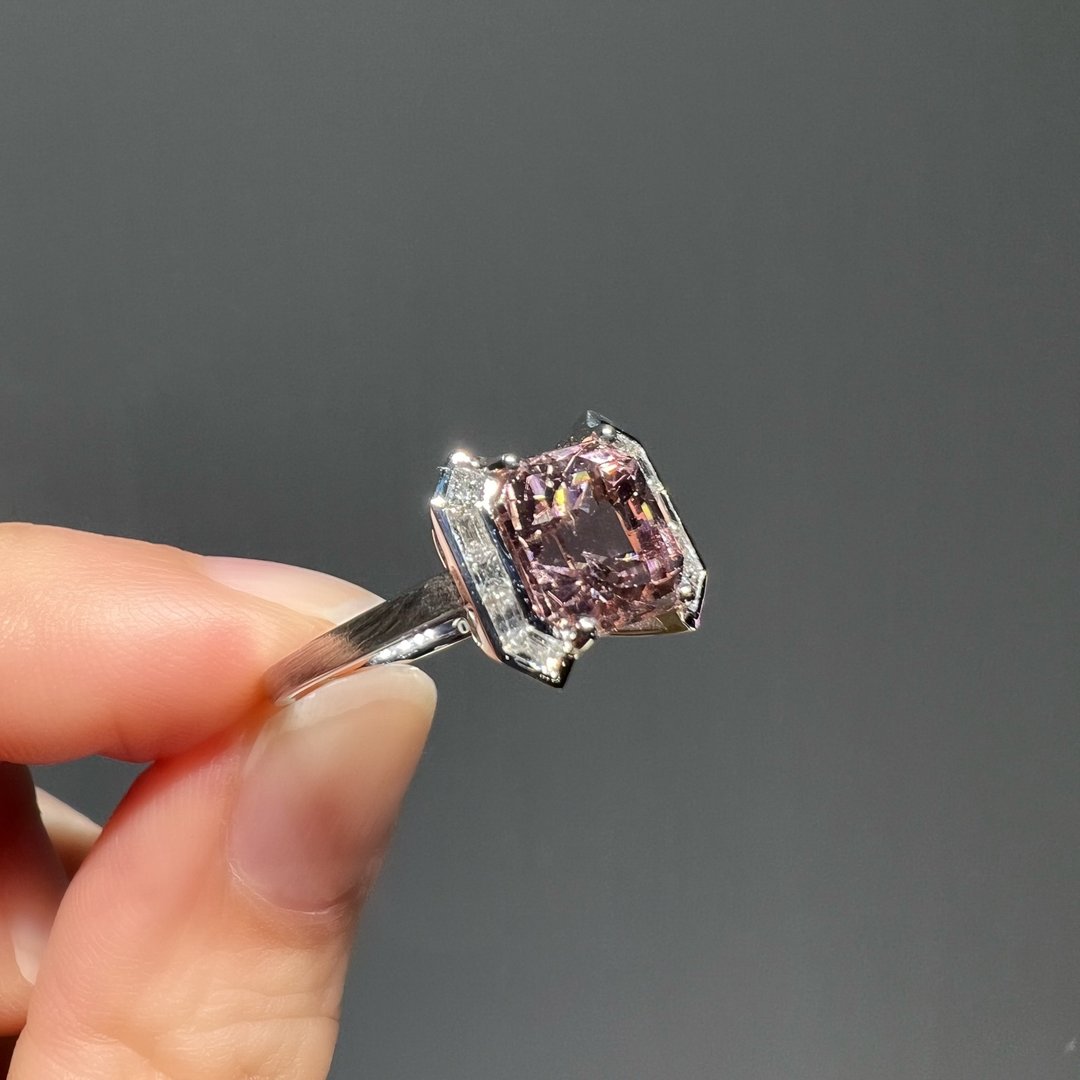 The Bracket - 天然糖果粉红碧玺 (1.75ct) 18k白金钻戒 - 戒指 - 贵金属 银色
