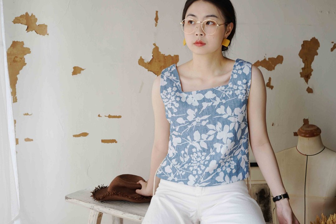 设计手作-牛仔蓝白花卉侧绑带方领棉质背心 - 女装背心 - 棉 蓝色