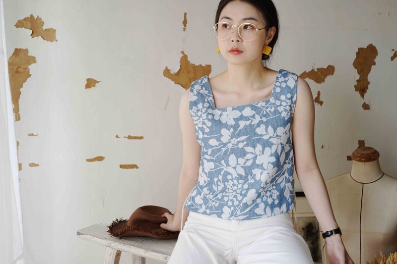 设计手作-牛仔蓝白花卉侧绑带方领棉质背心 - 女装背心 - 棉．麻 蓝色