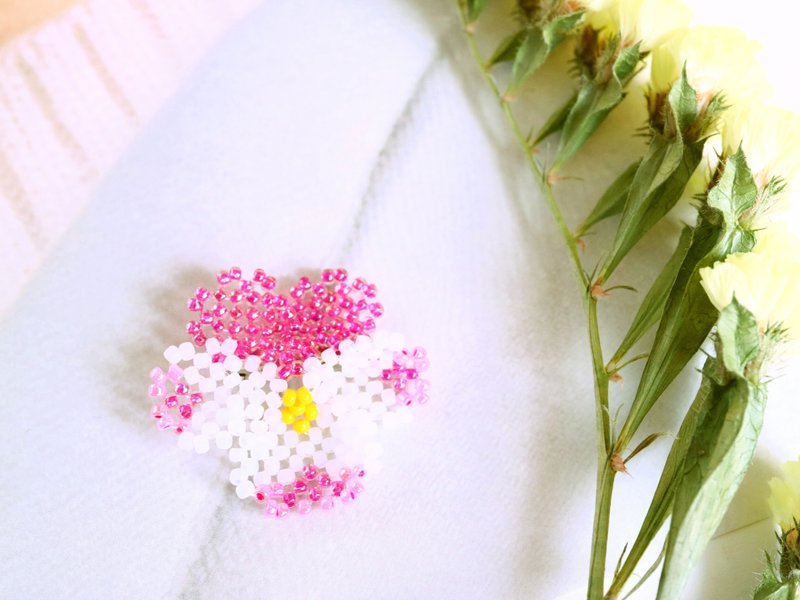 One-wheeled pansy brooch D delicate lace viola violet violet three-color violet three-color violet pink white white cute - 胸花/手腕花 - 玻璃 粉红色