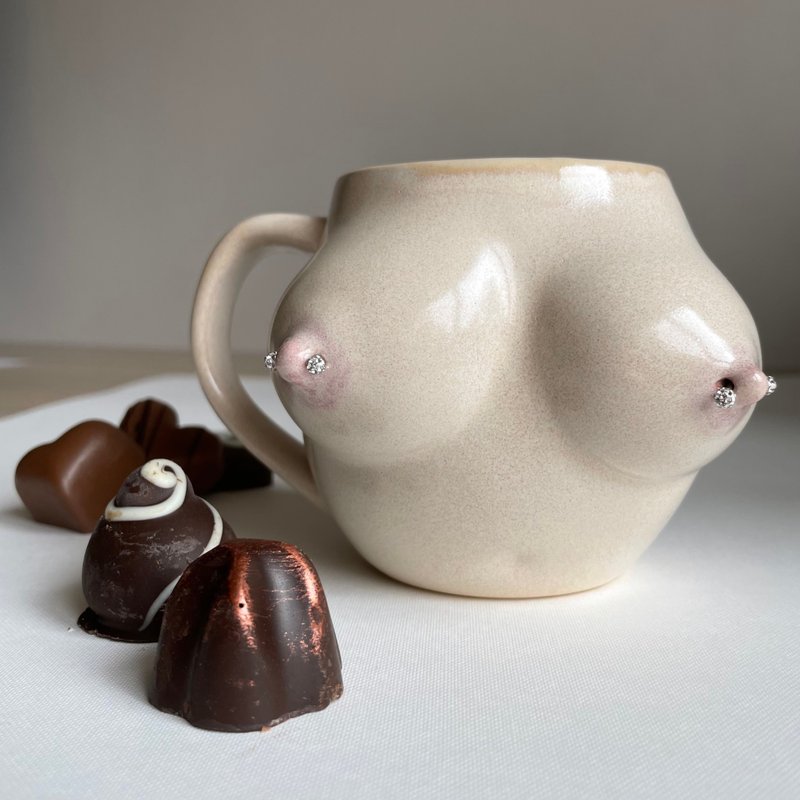 手工陶瓷乳头杯，带穿孔乳头设计 - 420 毫升，适合咖啡或茶 - 咖啡杯/马克杯 - 陶 多色