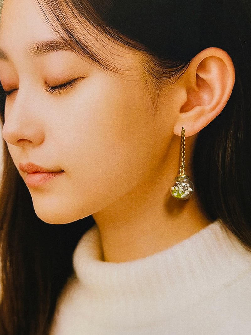 玻璃圆顶花卉耳环 – 满天星与绣球花 - 耳环/耳夹 - 玻璃 透明