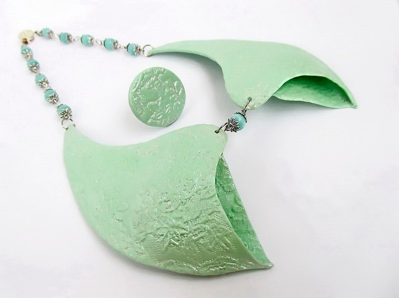 Turquoise bib-necklace Collar minty lace Round large ring aqua Elegant necklace - 锁骨链 - 粘土 绿色