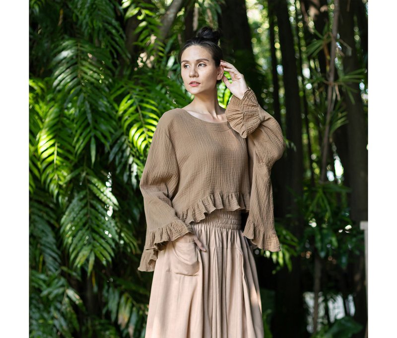 波西米亚风棉质短版衬衫，带有荷叶边，宽松的赭色棉质上衣 - 女装上衣 - 棉．麻 卡其色