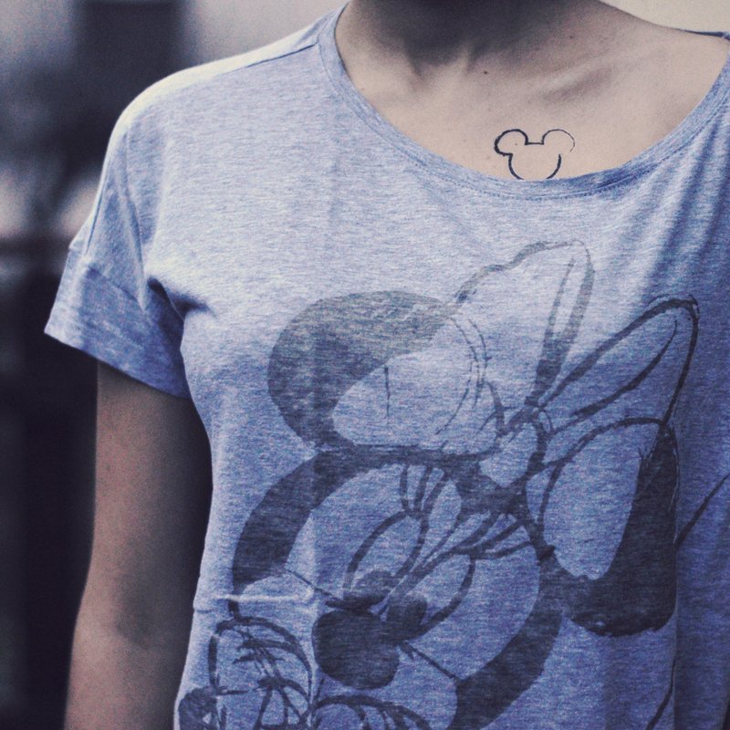 TOOD 纹身贴纸 | 心口位置迪士尼米奇老鼠线条刺青图案纹身贴纸 (2枚) - 纹身贴 - 纸 黑色