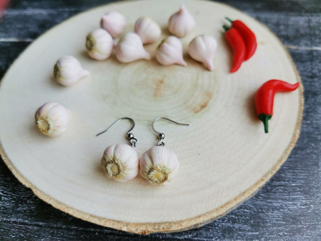 Garlic earrings are weird, funny, funky, quirky, cottagecore vegetable earrings - 耳环/耳夹 - 粘土 白色