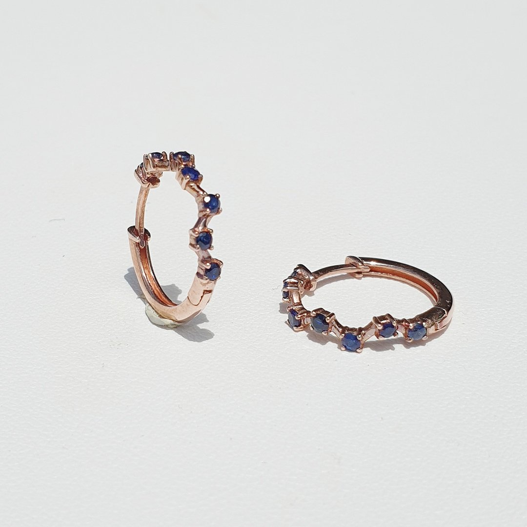 Hoop earrings decorated with sapphire gemstones, Silver 925 rose gold plated - 耳环/耳夹 - 宝石 蓝色