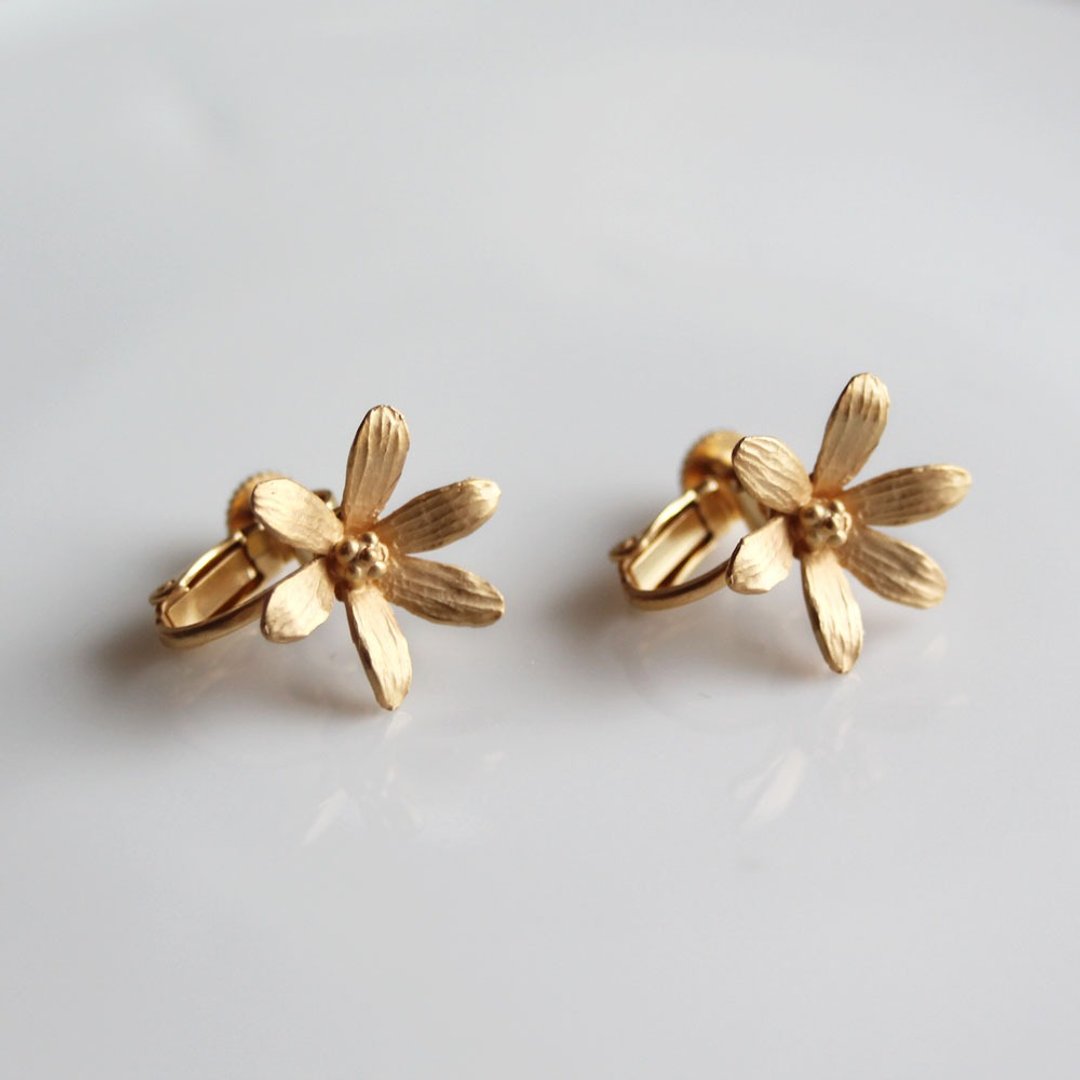 Rain lily clip on earrings - 耳环/耳夹 - 贵金属 金色