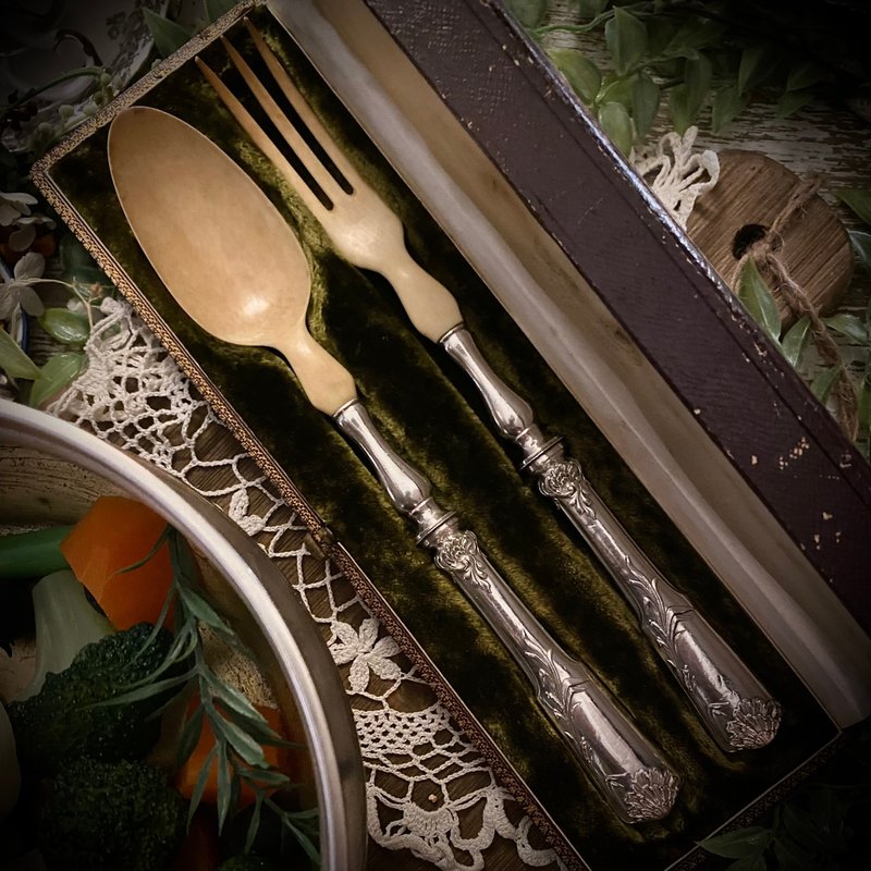 法国Art Nouveau 纯银柄 大型雕花分食餐具 原盒装组 - 餐刀/叉/匙组合 - 纯银 银色