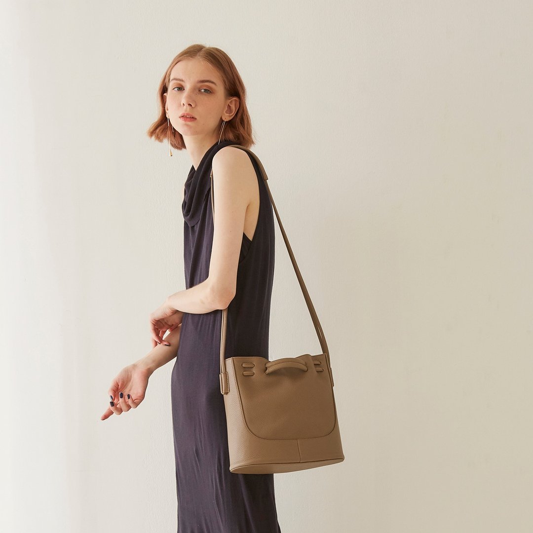 Clyde Cloud 2021 Leather Bucket Bag in Mushroom - 侧背包/斜挎包 - 真皮 卡其色