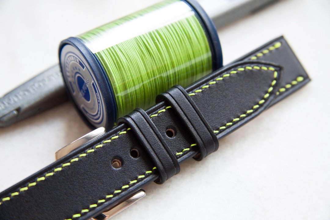 Black leather watch strap with light green stitch - 表带 - 真皮 黑色