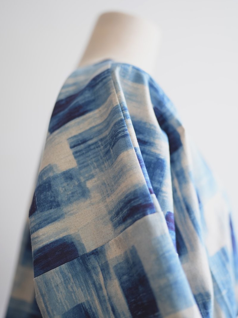 限量渐层蓝刷色有袖四方衣 - 女装上衣 - 棉．麻 蓝色