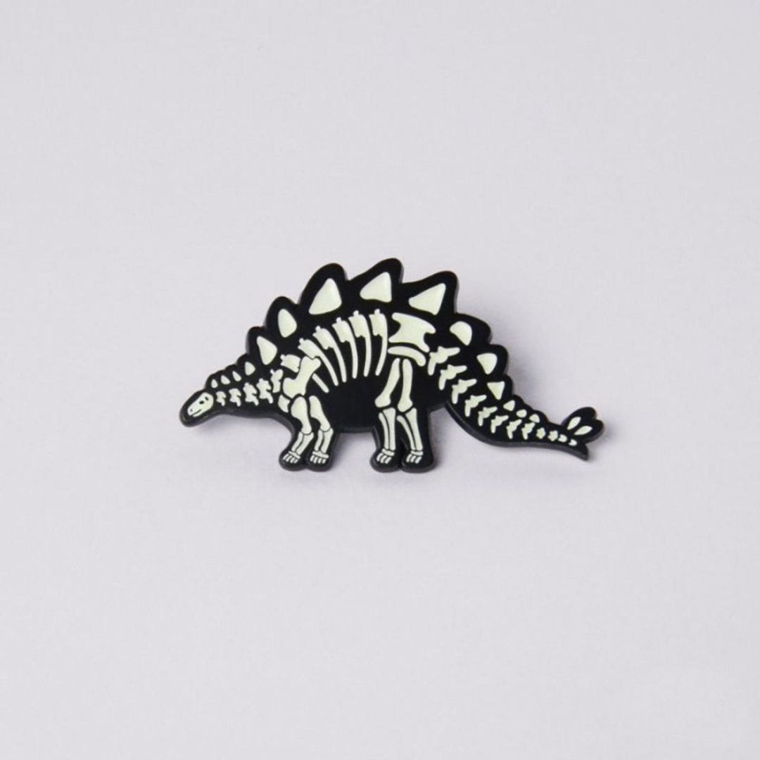 夜光动物徽章－剑龙 Stegosaurus - 徽章/别针 - 其他金属 
