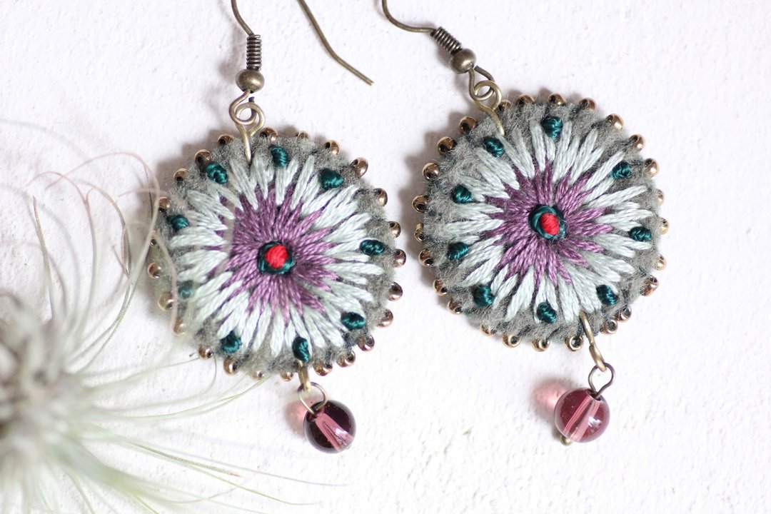Dragon earrings - fluffy felt motifs of green accented by pink - 耳环/耳夹 - 聚酯纤维 绿色