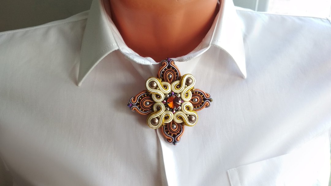 Gold brooch pin Beaded Embroidered Soutache brown orange golden royal cross - 胸针 - 其他材质 金色