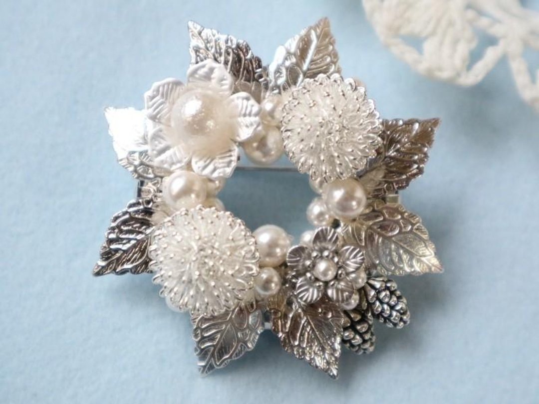 Snow Morning Brooch Flower Flower Pompin Mum Pearl White White Leaf Wreath Silver Silver Elegant Christmas Glass Pearl Artificial Pearl Matching Link Coordination - 胸针 - 玻璃 银色