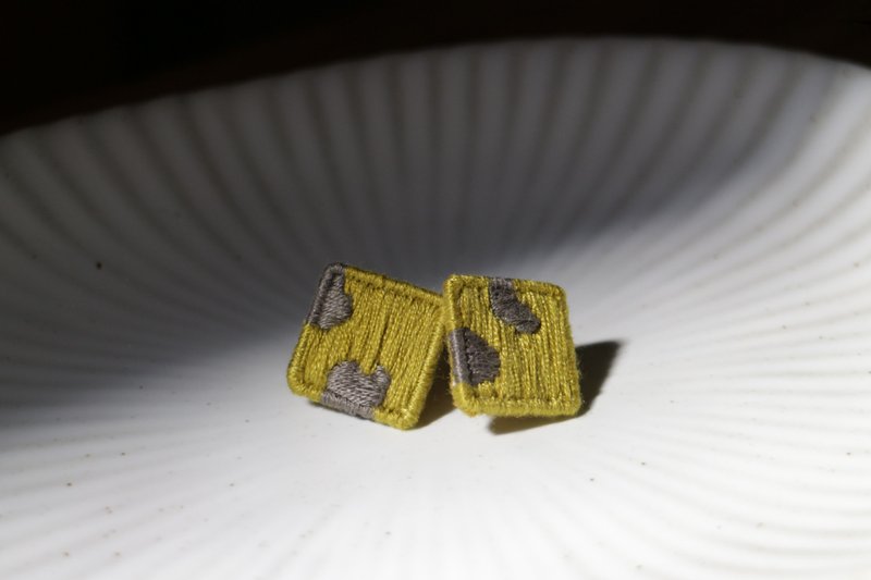 刺绣方形耳环 / 斑03 / 耳夹款 - 耳环/耳夹 - 绣线 灰色