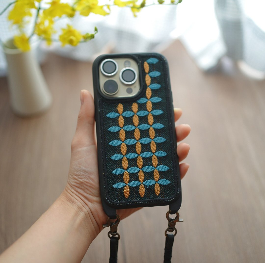 花瓣绣花iphone16e手机服 手机壳 - 手机壳/手机套 - 塑料 多色