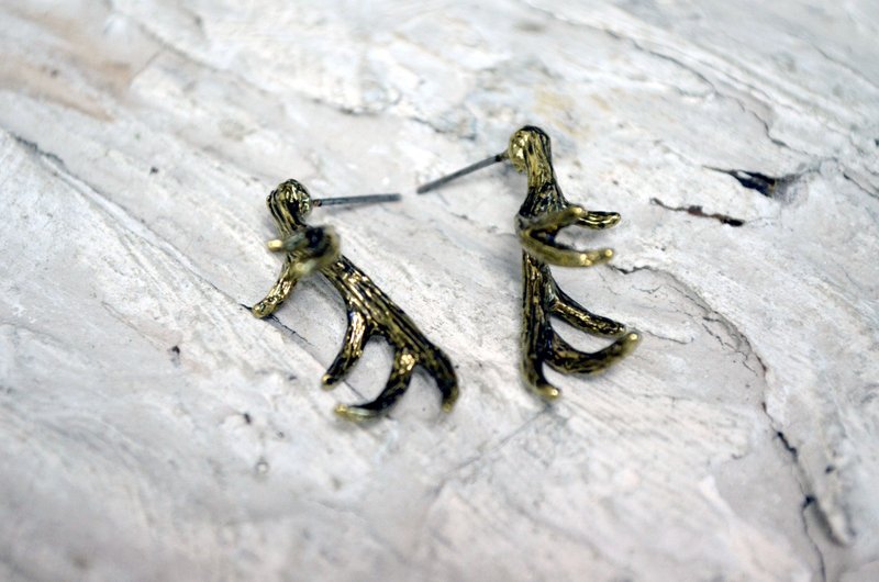 TIMBEE LO 金色麋鹿角 耳环耳钉 防过敏材质 古黑金色 复古风格 - 耳环/耳夹 - 其他金属 金色