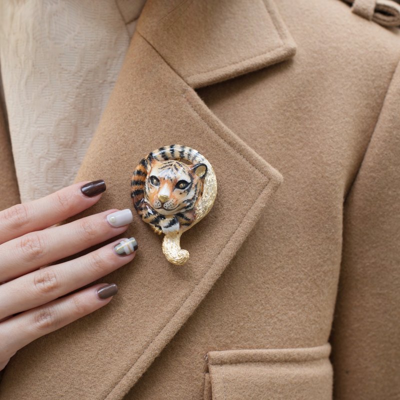 African Baby Tiger Brooch - 胸针 - 其他金属 咖啡色