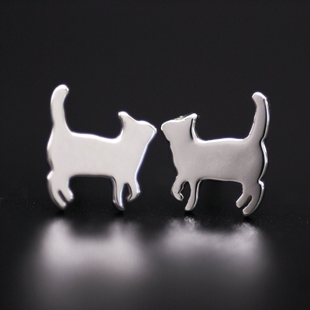 The silhouette of a small cat is one point on the earlobe [Free shipping] Silver cat stud earrings that people who cannot decorate can wear - 耳环/耳夹 - 其他金属 银色