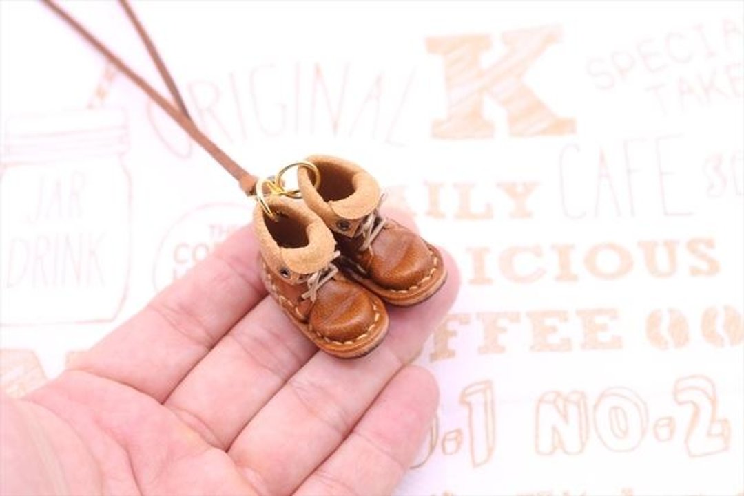 Necklace of small leather boots | Chocolate - 项链 - 真皮 