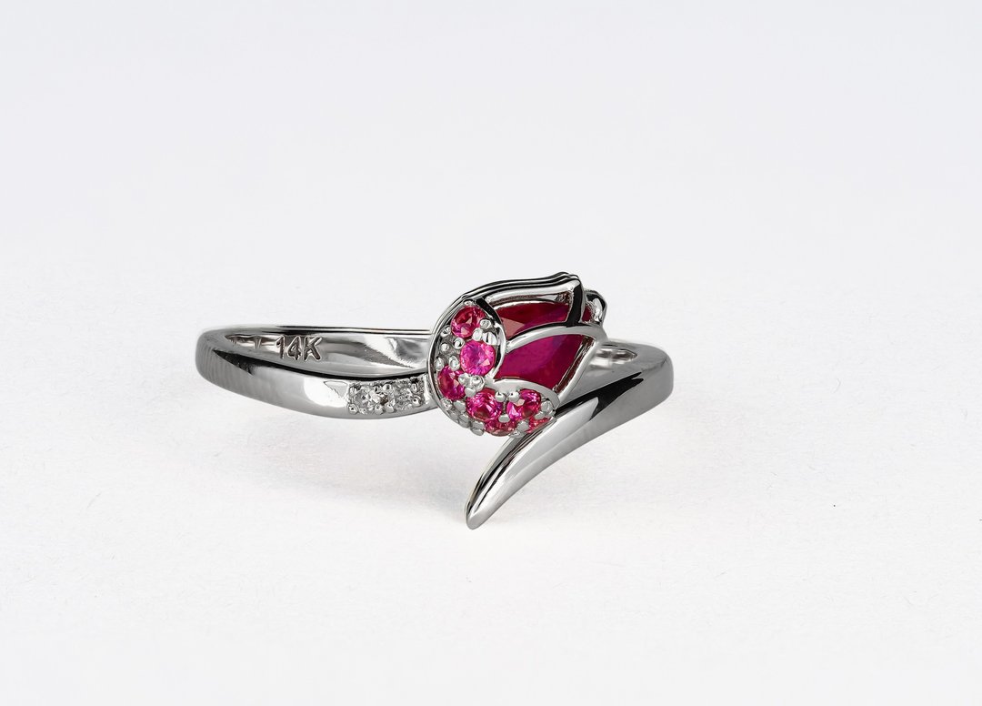 14k gold ring with pear ruby, sapphires and diamonds. - 戒指 - 贵金属 金色