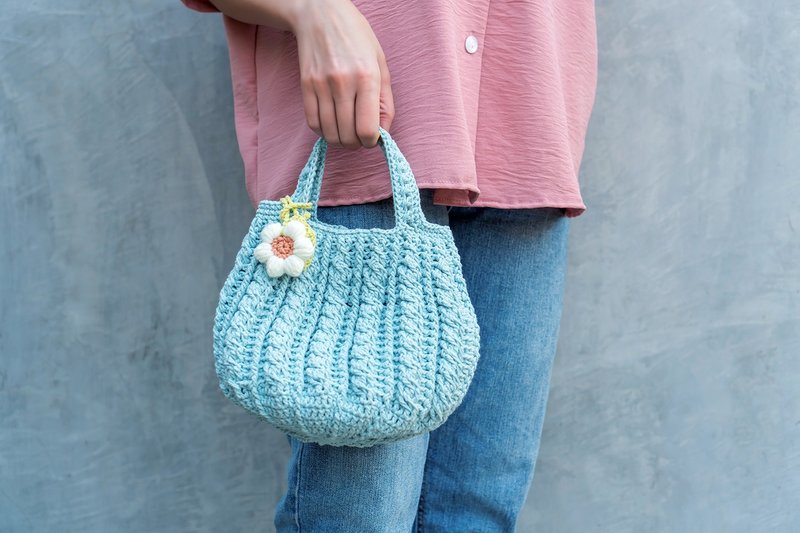 植鞣皮革编织提袋，附可拆式背带与挂饰小花 - 手提包/手提袋 - 其他材质 