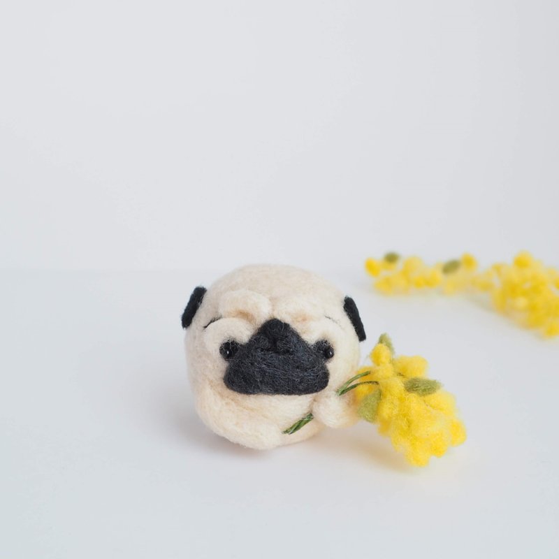 Mayu Pug presents Mimosa. (Fawn, black) Wool felt - 摆饰 - 其他人造纤维 黄色