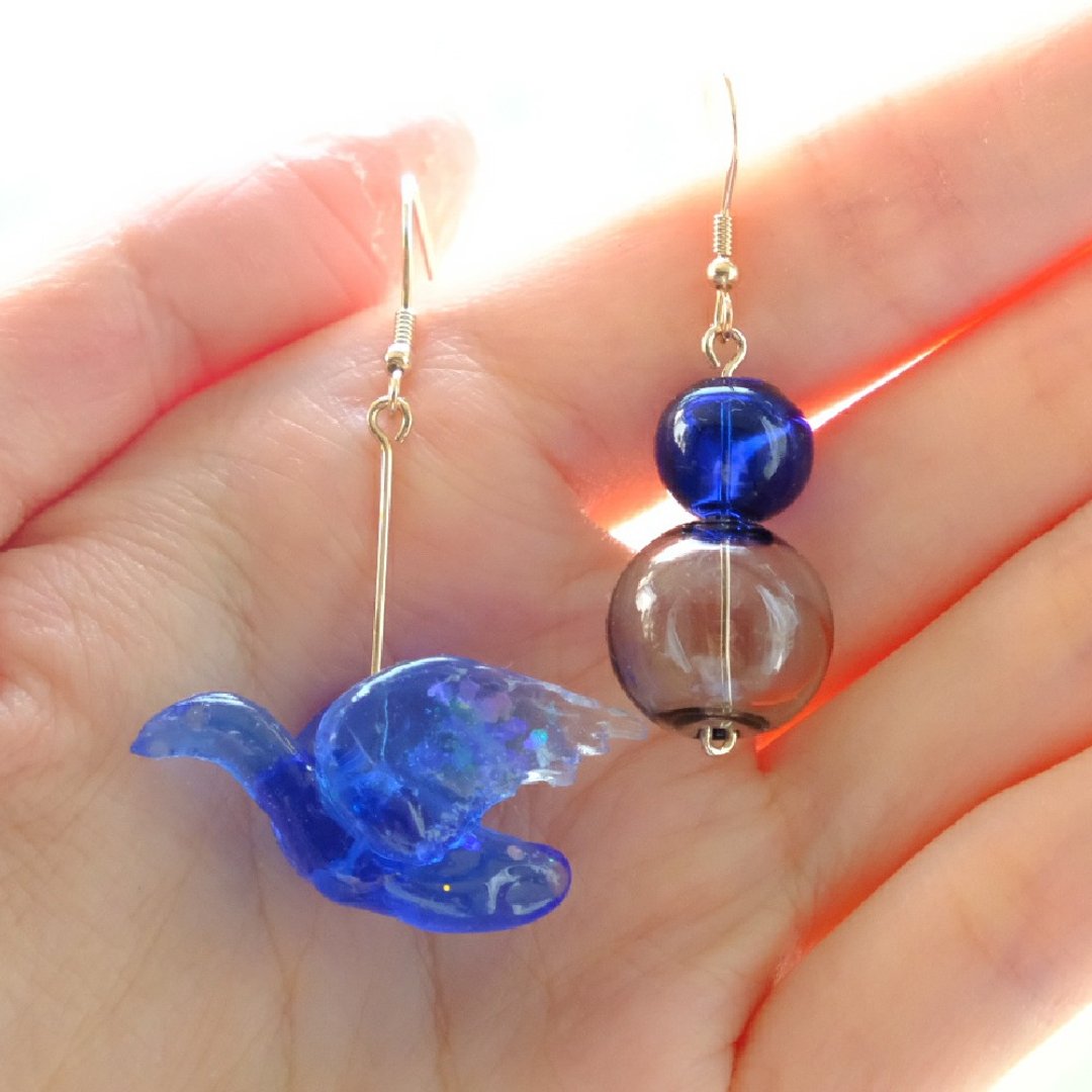 【雪が降る】 Snow Messenger Asymmetric Ear Rings by ETPLANT - 耳环/耳夹 - 树脂 蓝色