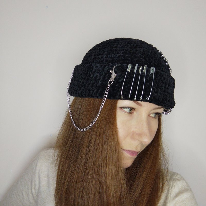 带链条的朋克帽。黑色嘻哈骷髅帽。毛绒毛线帽钩针。 - 帽子 - 其他材质 黑色