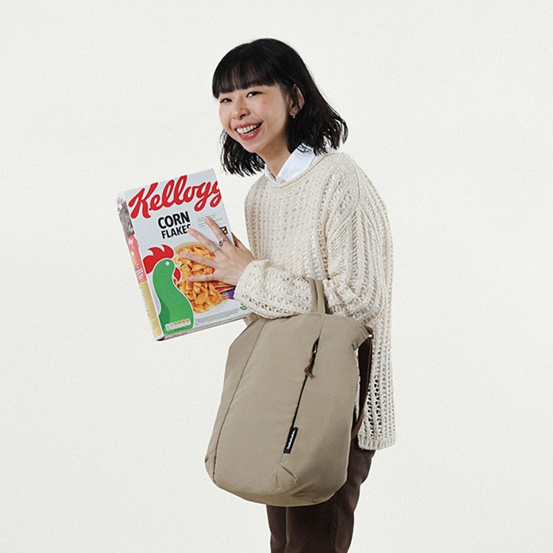 【FW25全新Wander系列】JULIAN 两用日常手提包 (沙卡其) - 侧背包/斜挎包 - 环保材料 卡其色