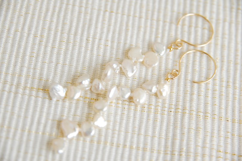 Keshipearl vertical jumpsuit earrings white - 耳环/耳夹 - 宝石 白色