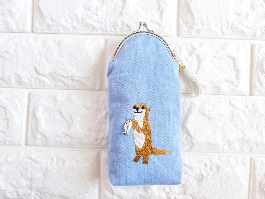 Embroidered pen case is a otter - 铅笔盒/笔袋 - 棉 蓝色