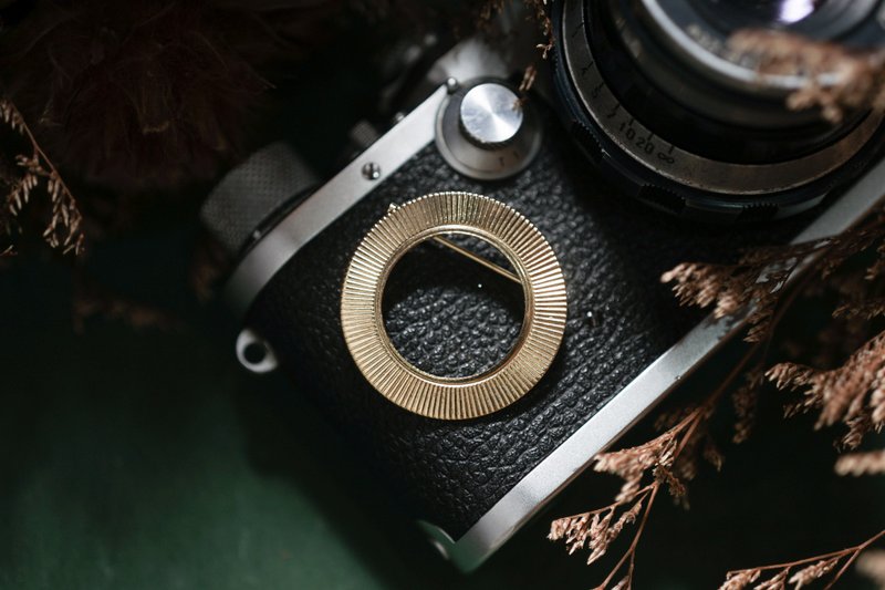 【老饰品/西洋老件】金色素雅花纹金色圈圈古着胸针 老胸针 - 胸针 - 其他金属 金色